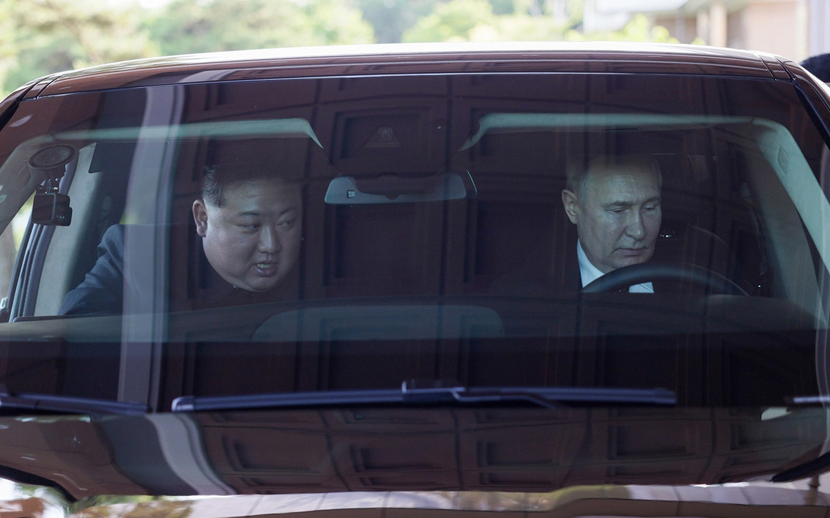 Гавриил Григоров / Пресс-служба президента РФ / ТАСС📷Ким Чен Ын и Владимир Путин в автомобиле Aurus
