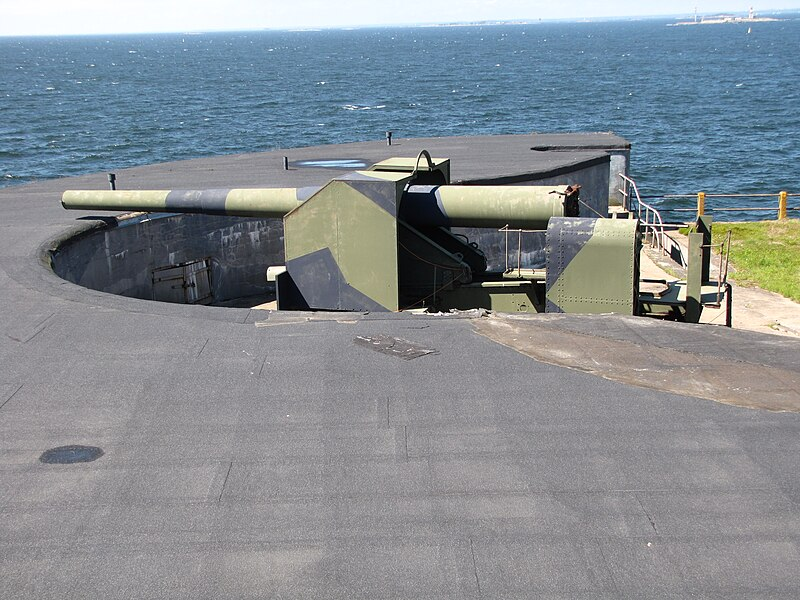 10-дюймовая пушка в крепости Свеаборг под Хельсинки, щит добавлен финнами