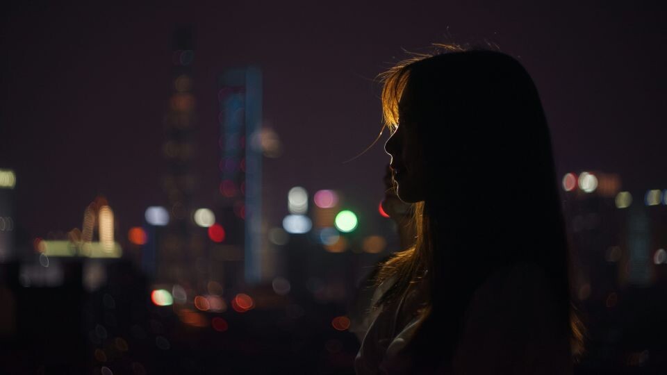    Девушка в городе. Источник: unsplash.com