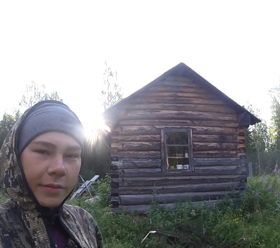 Возле лесной избы