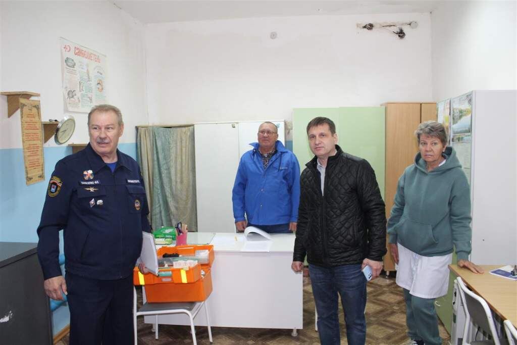   Ф.Н. Тарасенко осматривает медпункт в организованном на базе школы эвакуационном пункте. Елена Юрцевич