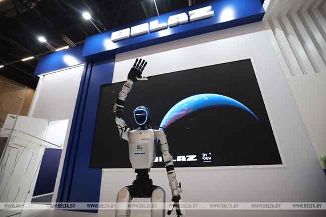 Робот на стенде ОАО «БелАЗ» приглашает участников выставки в увлекательное и высокотехнологичное будущее
