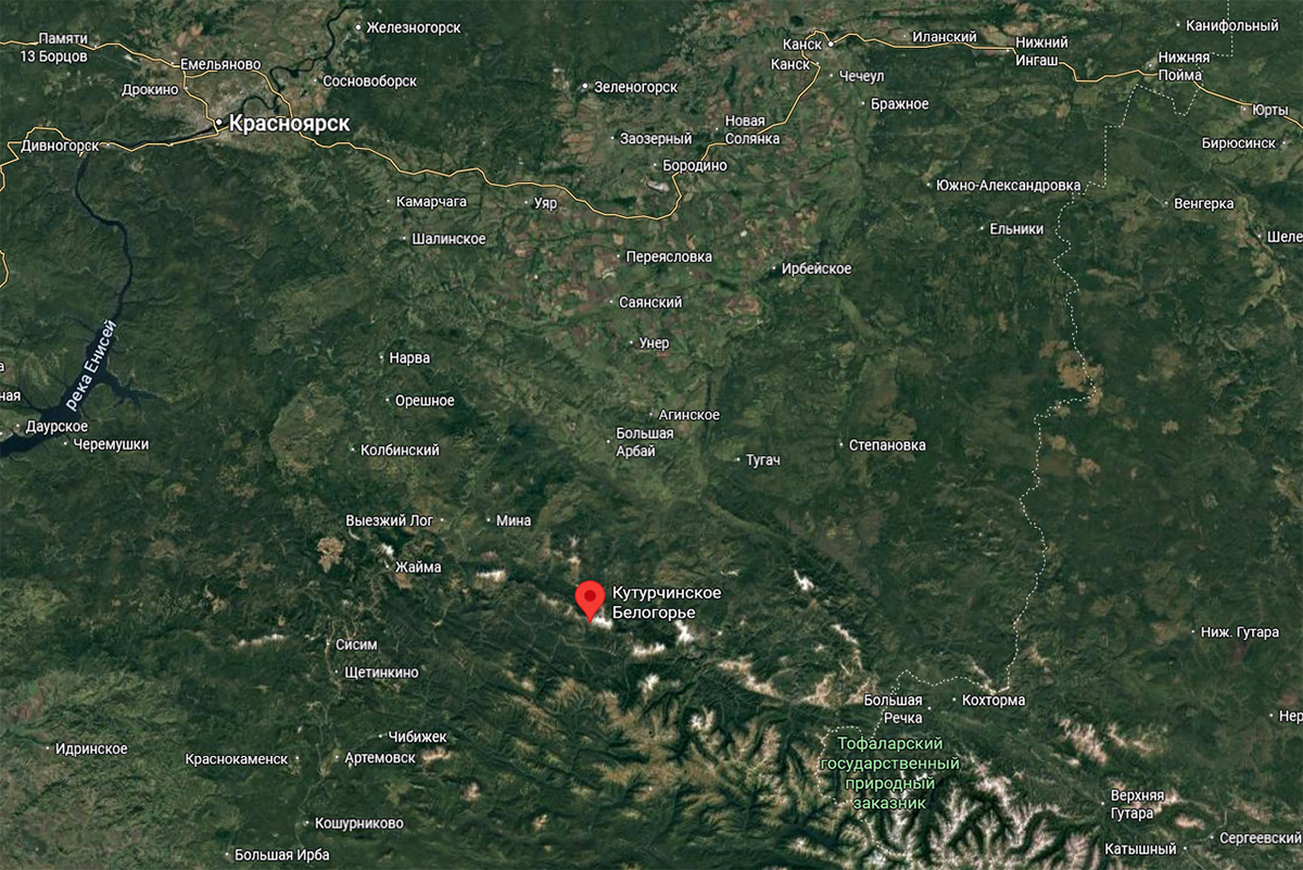     Кутурчинское Белогорье расположено в междуречье реки Маны и ее притока Мины, поэтому его скалы-останцы иногда еще называют Манскими столбами. Здесь начинается огромная безлюдная горная страна Восточного Саяна – хребты становятся все выше и тянутся на юго‑восток до самого Байкала