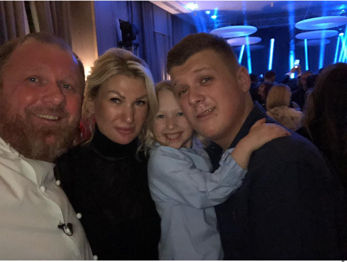 С бывшей женой и детьми 