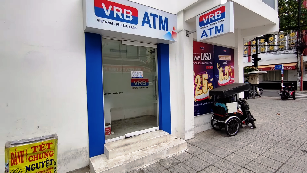 Банкомат рядом с банком