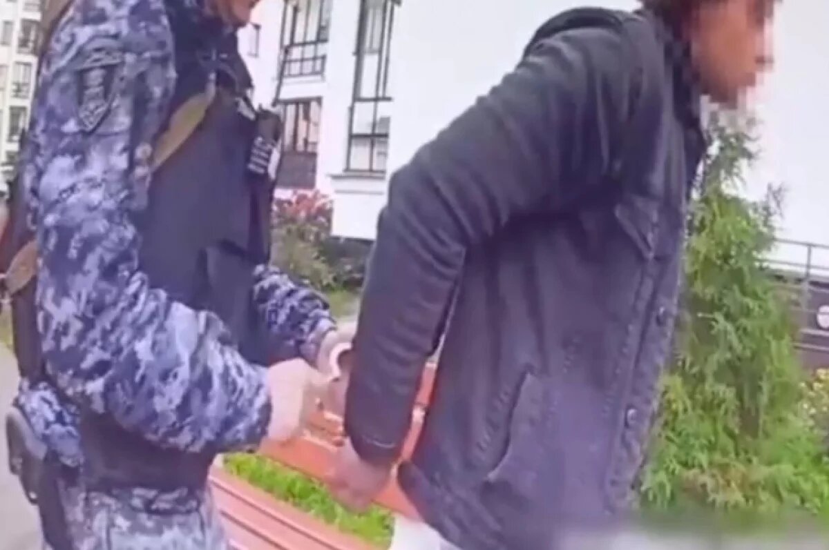    В Петергофе вор алкоголя кинулся с ножом на посетителя магазина