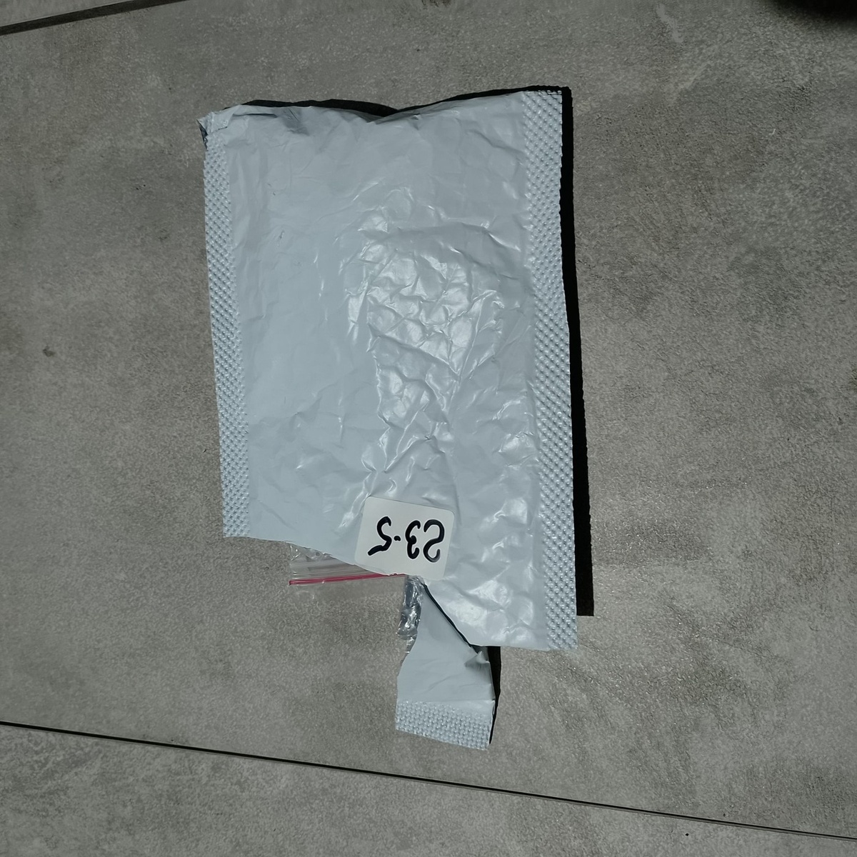       Приезжает в простом почтовом пакете — бюджетная комплектация без излишеств.