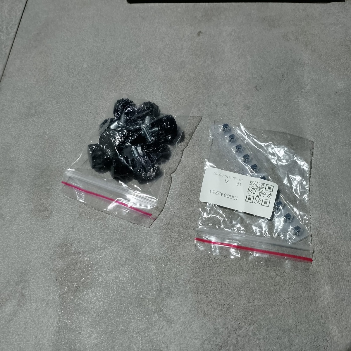       Раздельная фасовка: винты, шайбы и мелкая фурнитура — удобно считать и хранить.