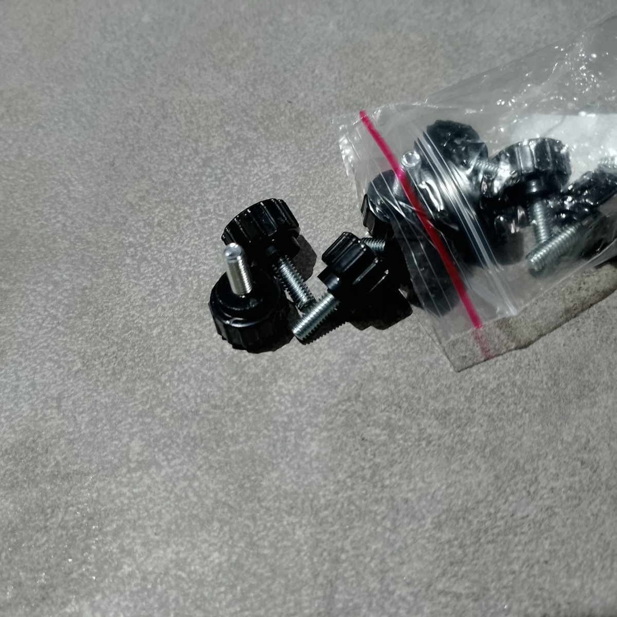       Резьбовая часть — оцинкованная сталь; пластиковая головка обеспечивает уверенный хват рукой.