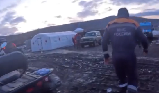     Передвижную мобильную станцию установили на месте поисков пропавшей семьи