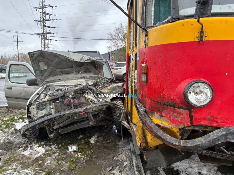    Место столкновения внедорожника и трамвая. Источник: Barnaul22