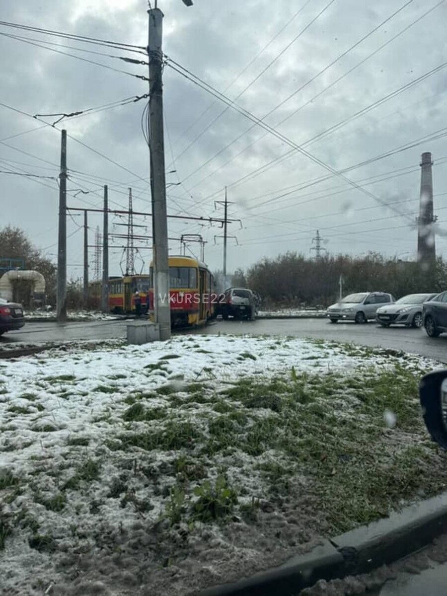    Место столкновения внедорожника и трамвая. Источник: "В курсе 22"