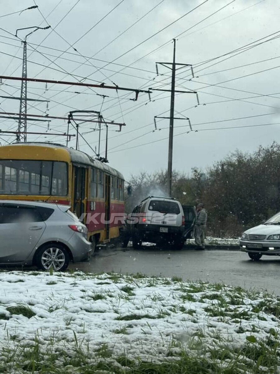    Место столкновения внедорожника и трамвая. Источник: "В курсе 22"