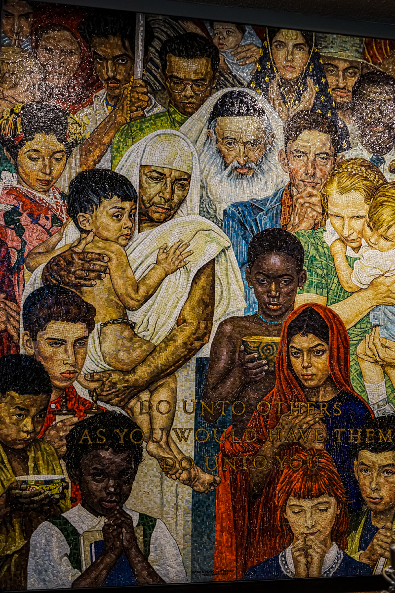 Мозаика Н. Роквелла в здании ООН («И как хотите, чтобы с вами поступали люди, так и вы поступайте с ними». Источник: wikipedia.org