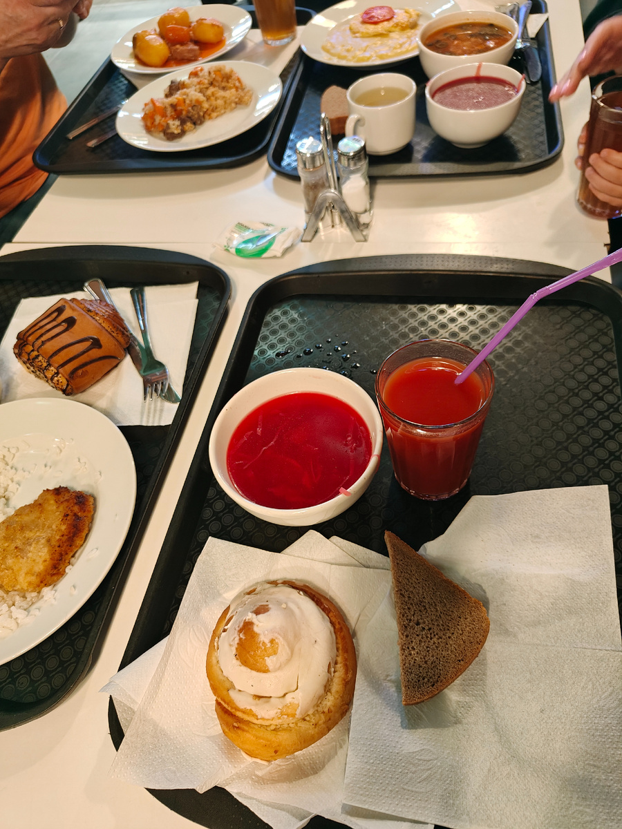 Пообедали кто что захотел в Столовой 1, это сеть столовых, их много в Питере.