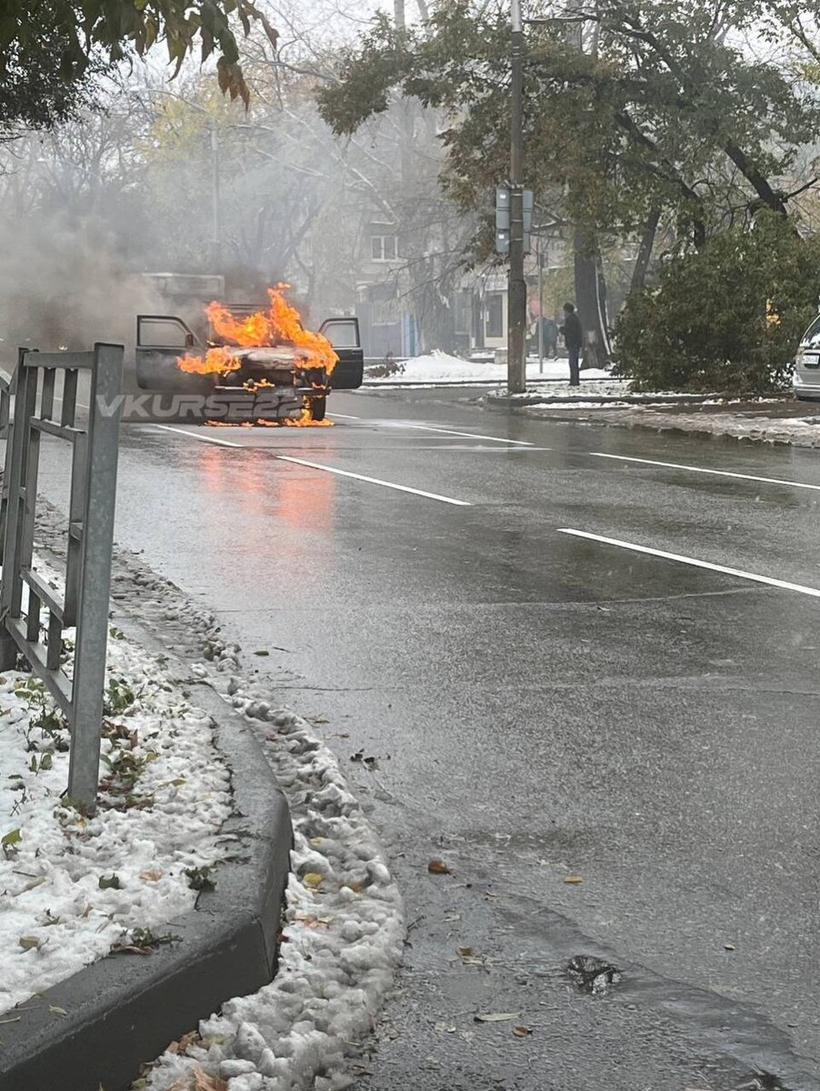    Автомобиль, загоревшийся на улице Германа Титова в Барнауле. Источник: "В курсе 22"