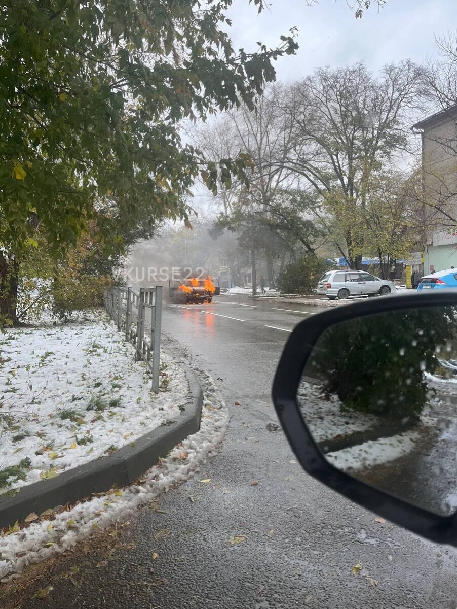    Автомобиль, загоревшийся на улице Германа Титова в Барнауле. Источник: "В курсе 22"
