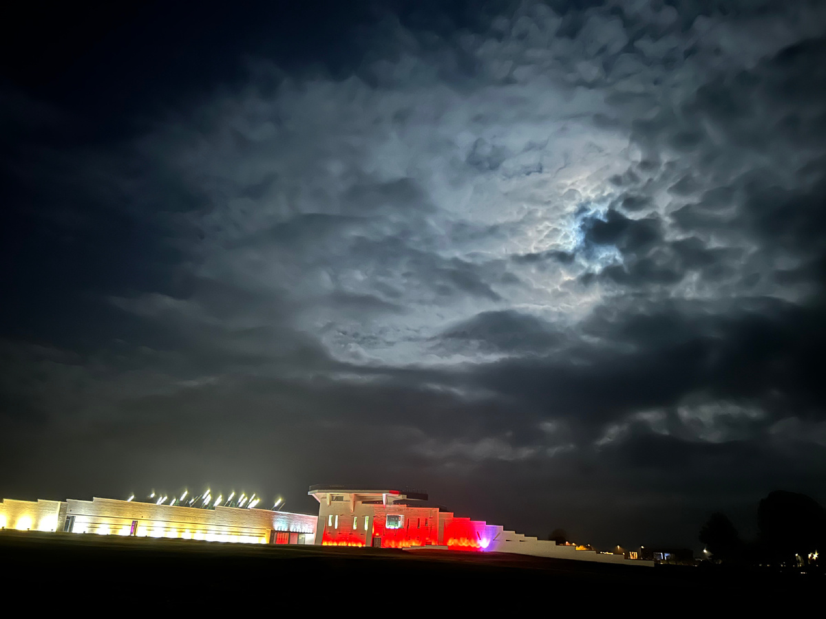 Вид ночью с обратной стороны. 