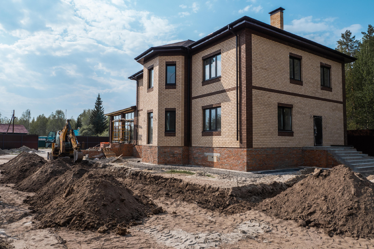 Первый этап благоустройства участка. Выборка плодородного грунта