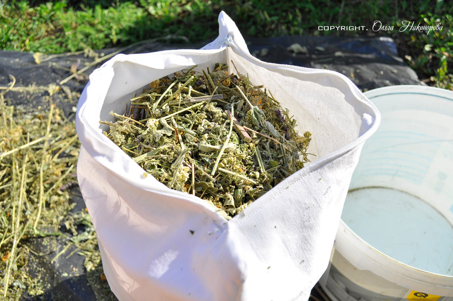 Набивала неплотно. Наперник (внутреннюю наволочку) делаю из плотной ткани х/б. Можно взять лен или фланель.