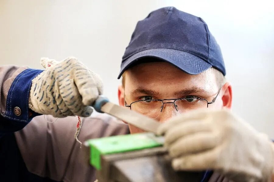 Сейчас опытный производственный специалист работу с заработком от 100 тысяч рублей в месяц в Петербурге может найти без особого труда./ФОТО Егора АЛЕЕВА/ТАСС