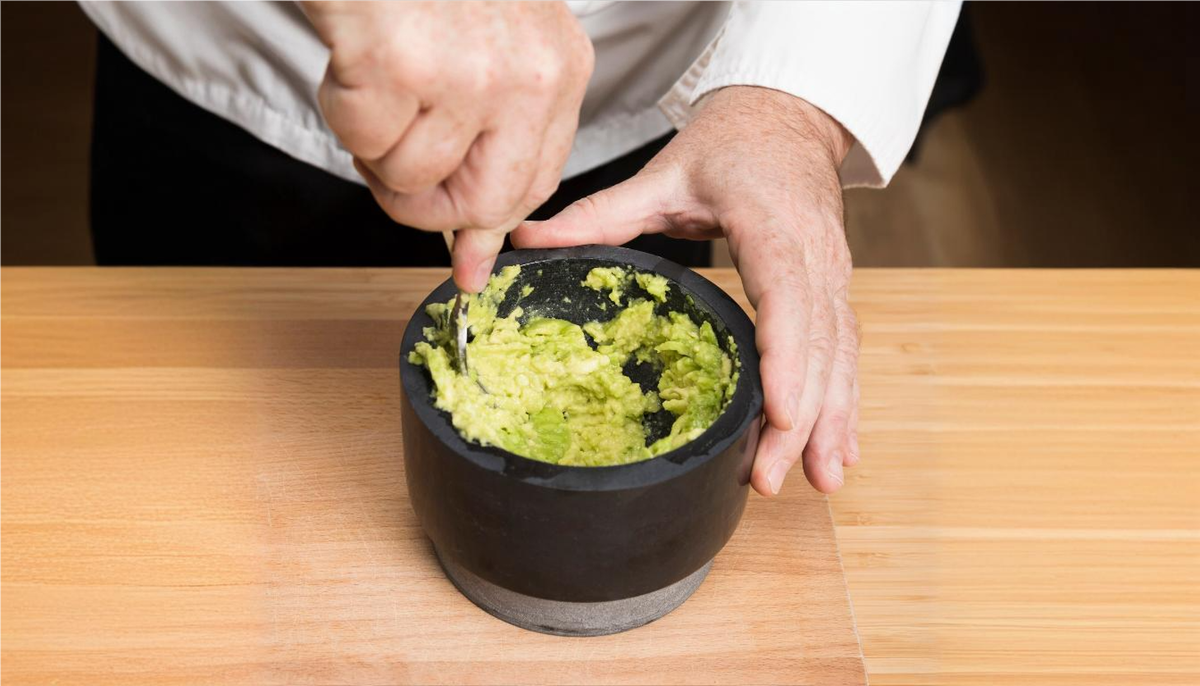    В пюре из авокадо рекомендуется добавлять лимонный сок: он не только придаст нежную кислинку, но и предотвратит потемнение продукта