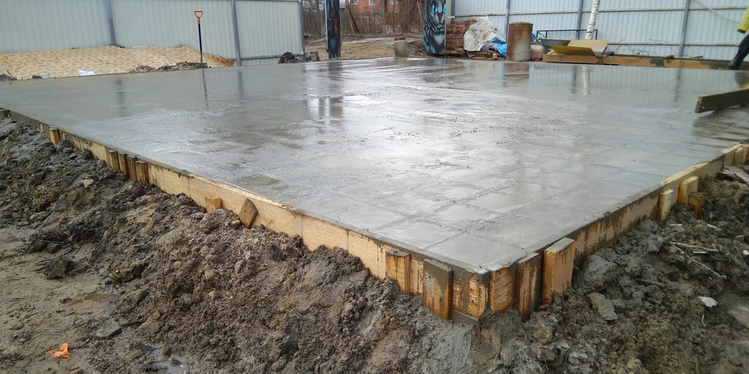 Почему монолитная плита лучше ленточного фундамента: строители спорят, но цифры говорят сами за себя