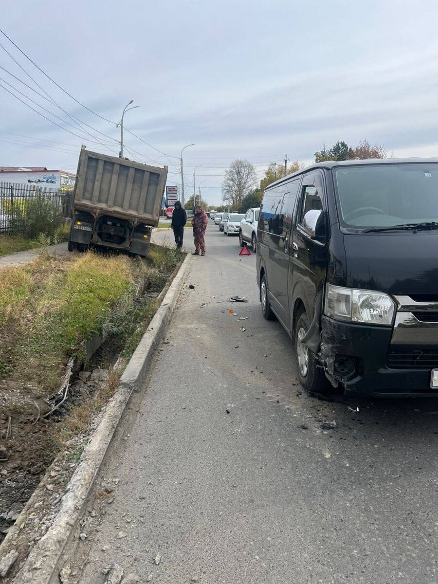 Самосвал на обочине.
