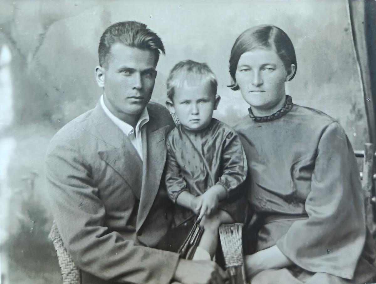 Супруги Морозов И.А. и Широкова А.Г. с дочерью Ниной. СССР, 1938 г.