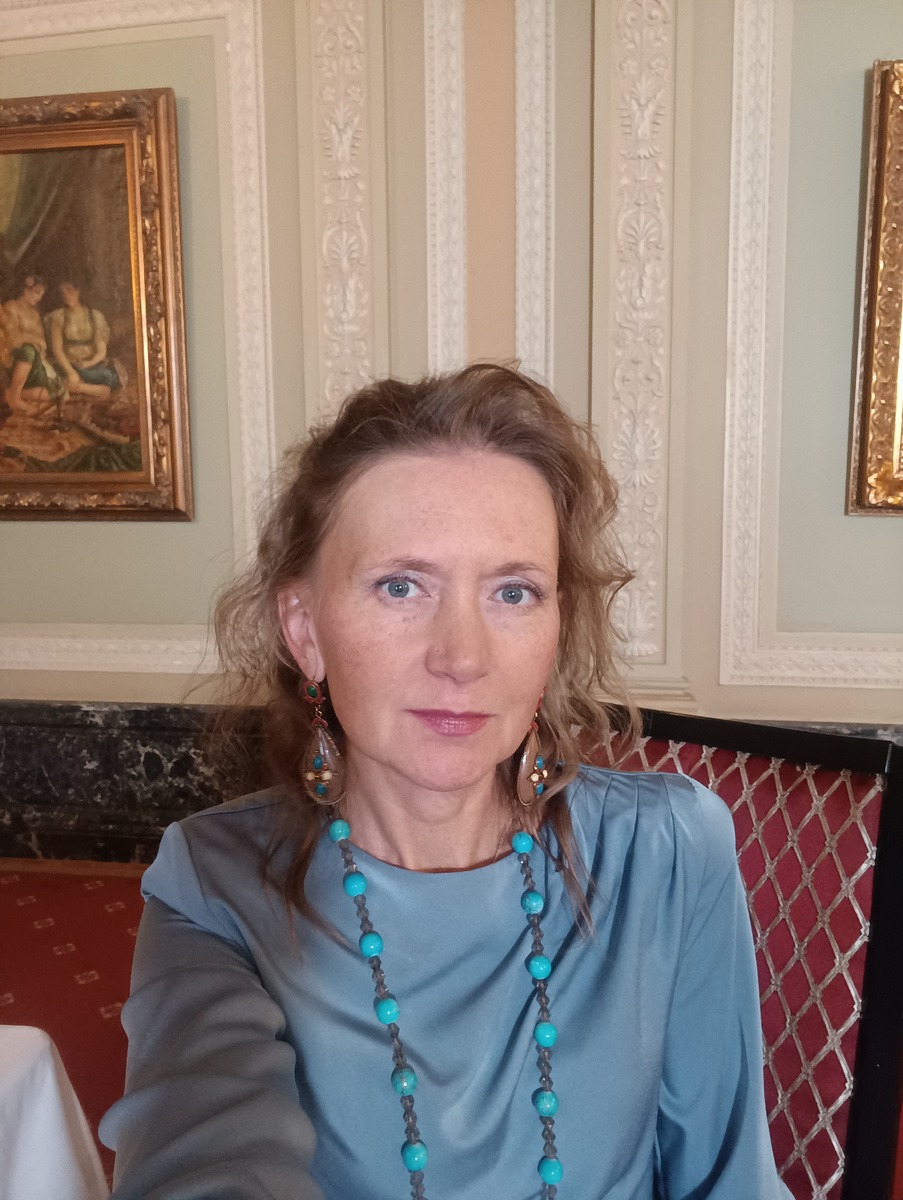 Серьги и бусы выданы в костюмерной