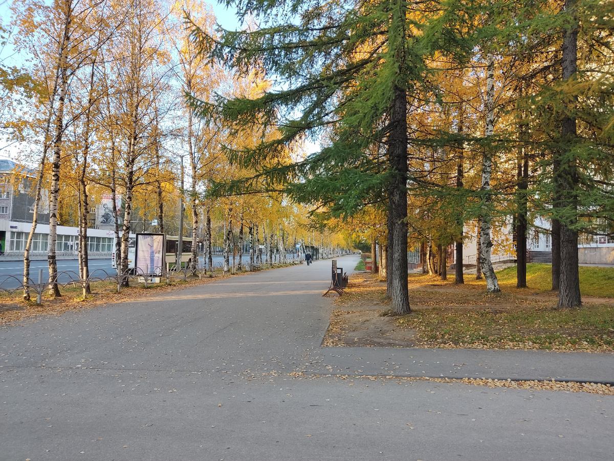 И людей на улице мало по случаю раннего утра.