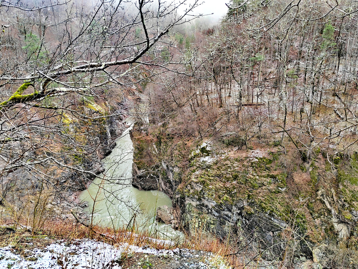 Вид на Гранитный каньон. Река Белая по дороге в посёлок Гузерипль, Адыгея. Фото автора