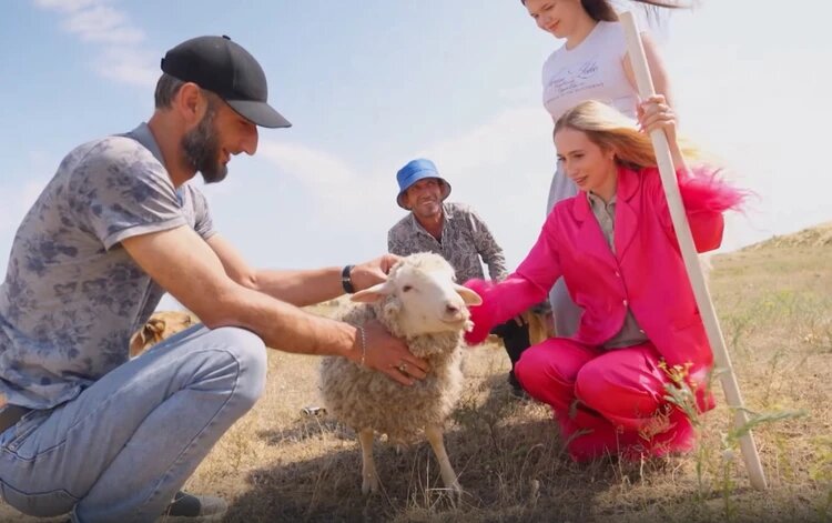 В Дагестане ей даже пришлось примерить роль пастуха. Фото: телеканал "Ю"