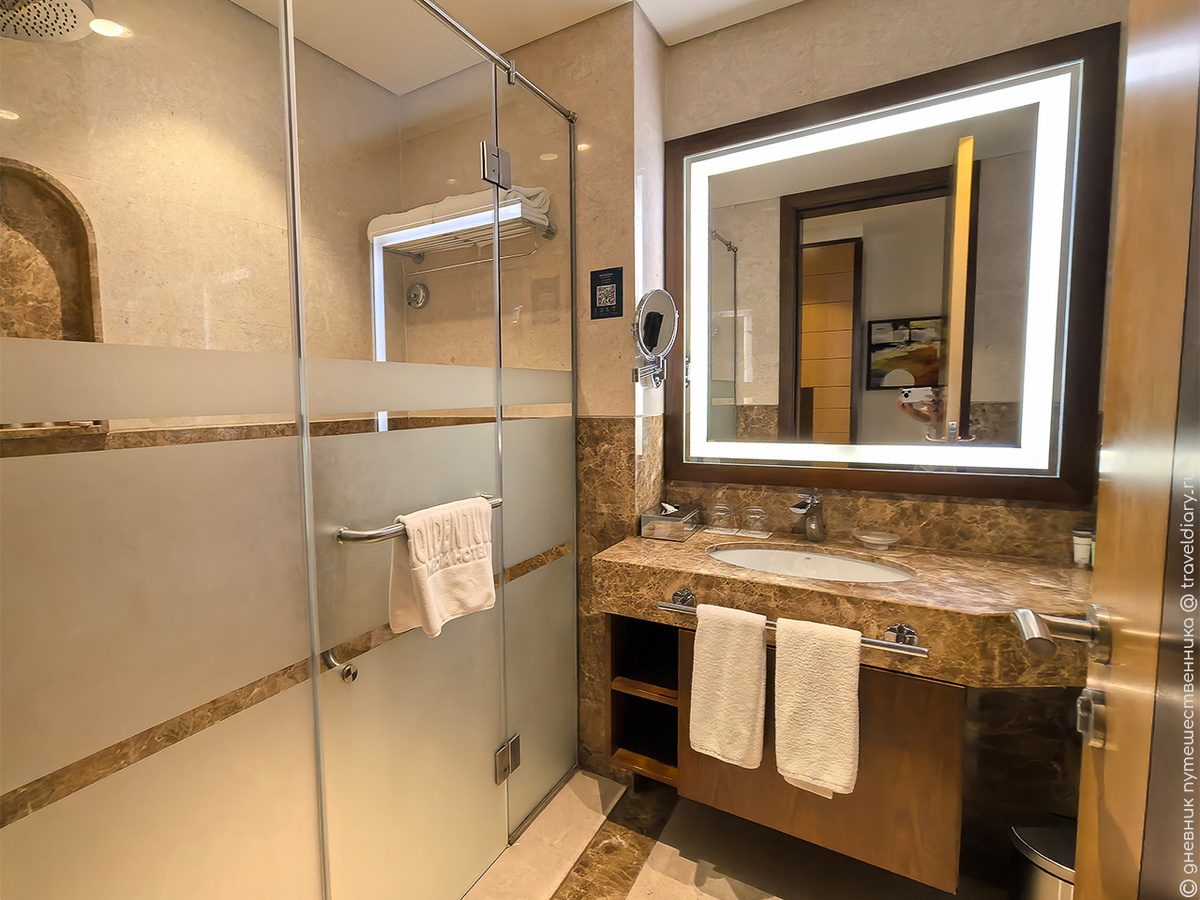 Ванная комната в Golden Tulip Media Hotel 4*