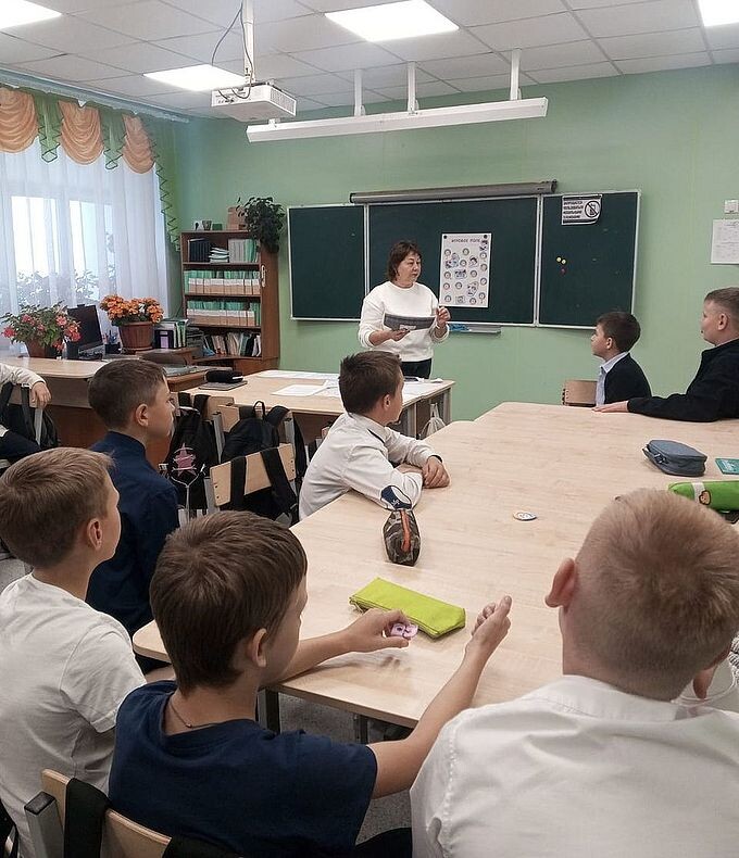 Команда мальчиков получает задание