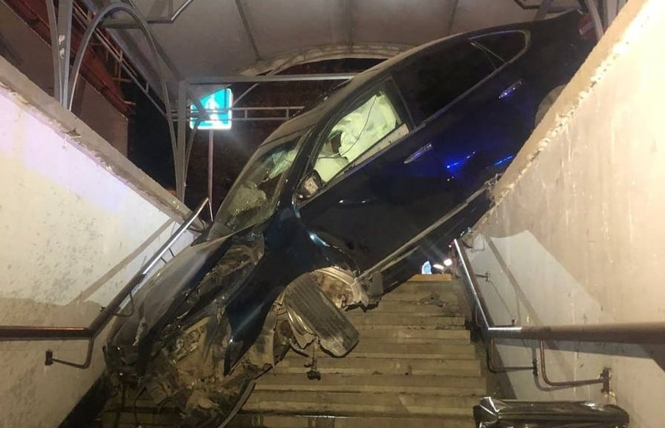    Водитель автомобиля оказался зажат в салоне. Фото: МЧС Крыма/Tg