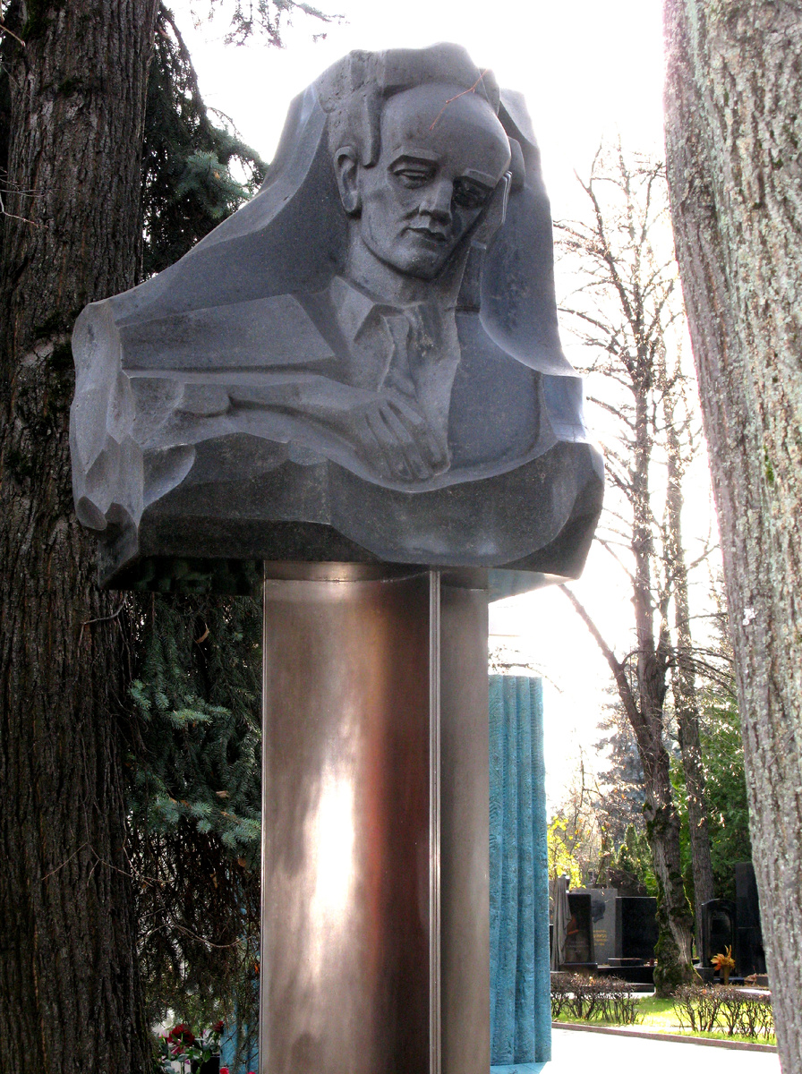 Ландау Лев. Физик-теоретик, академик, создатель фундаментального классического Курса теоретической физики. Новодевичье кладбище.