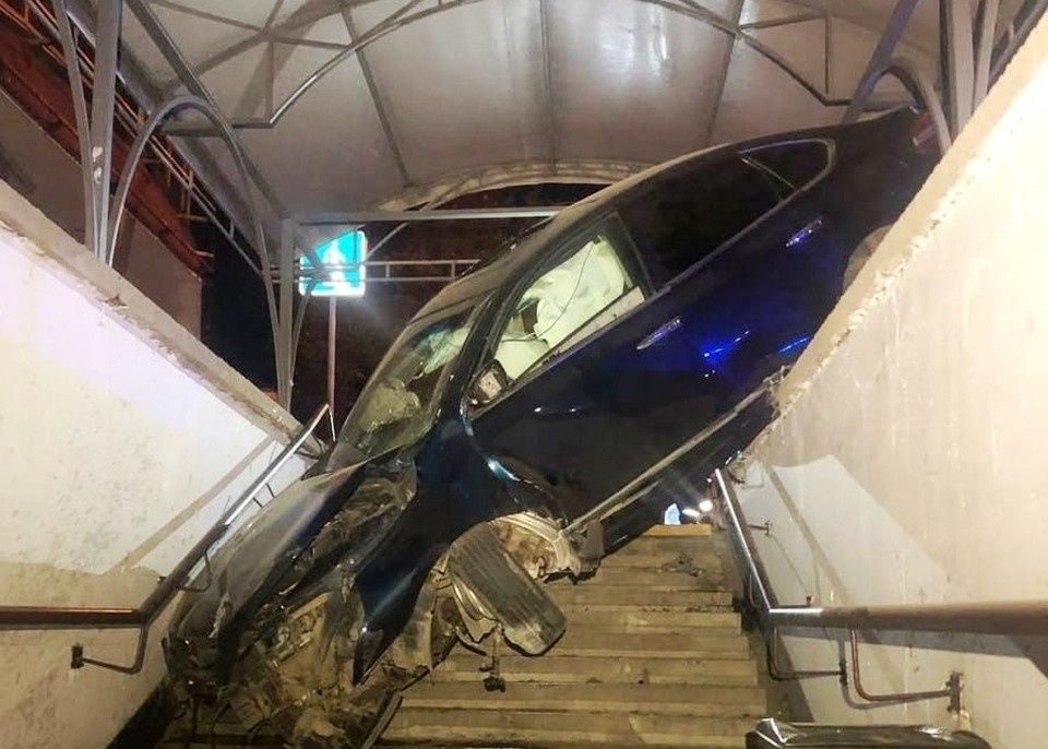    Иномарка «остановилась» над лестницей. Фото: ГУ МЧС Крыма