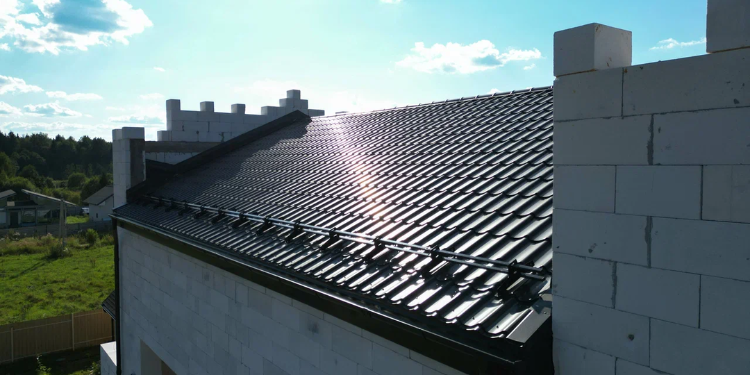 Металлочерепица и профнастил — что лучше для ИЖС. Мнение строителя