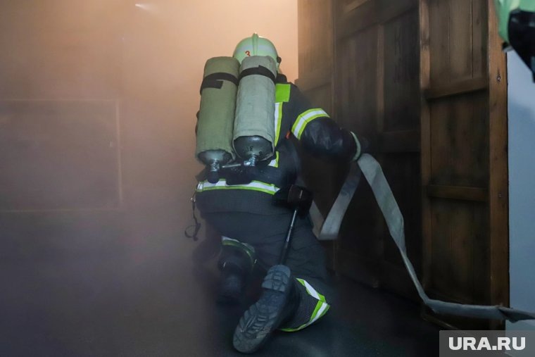    В Новом Уренгое произошел крупный пожар в здании с гаражным боксом