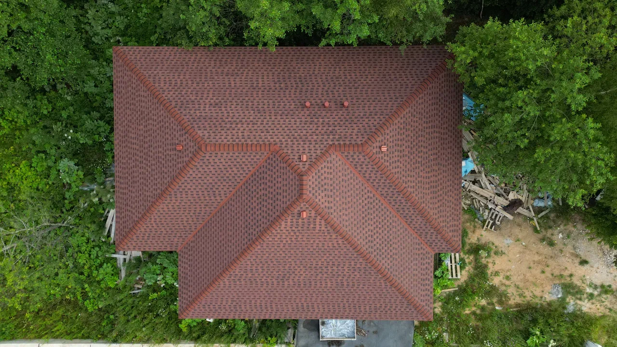 Съемка с дрона дома, покрытого гибкой черепицей. Работа Bavaria-Bau 