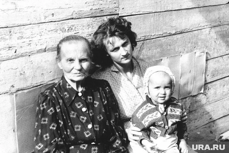 Путин родился в рабочей семье, его мать — Мария Ивановна Шеломова (в центре), отец — Владимир Спиридонович Путин
Фото: из личного архива Владимира Путина
