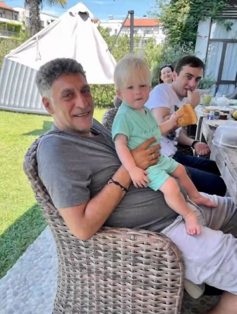    Фотографии из жизни Тиграна Кеосаяна разных лет. Источник: t.me/msimonyan