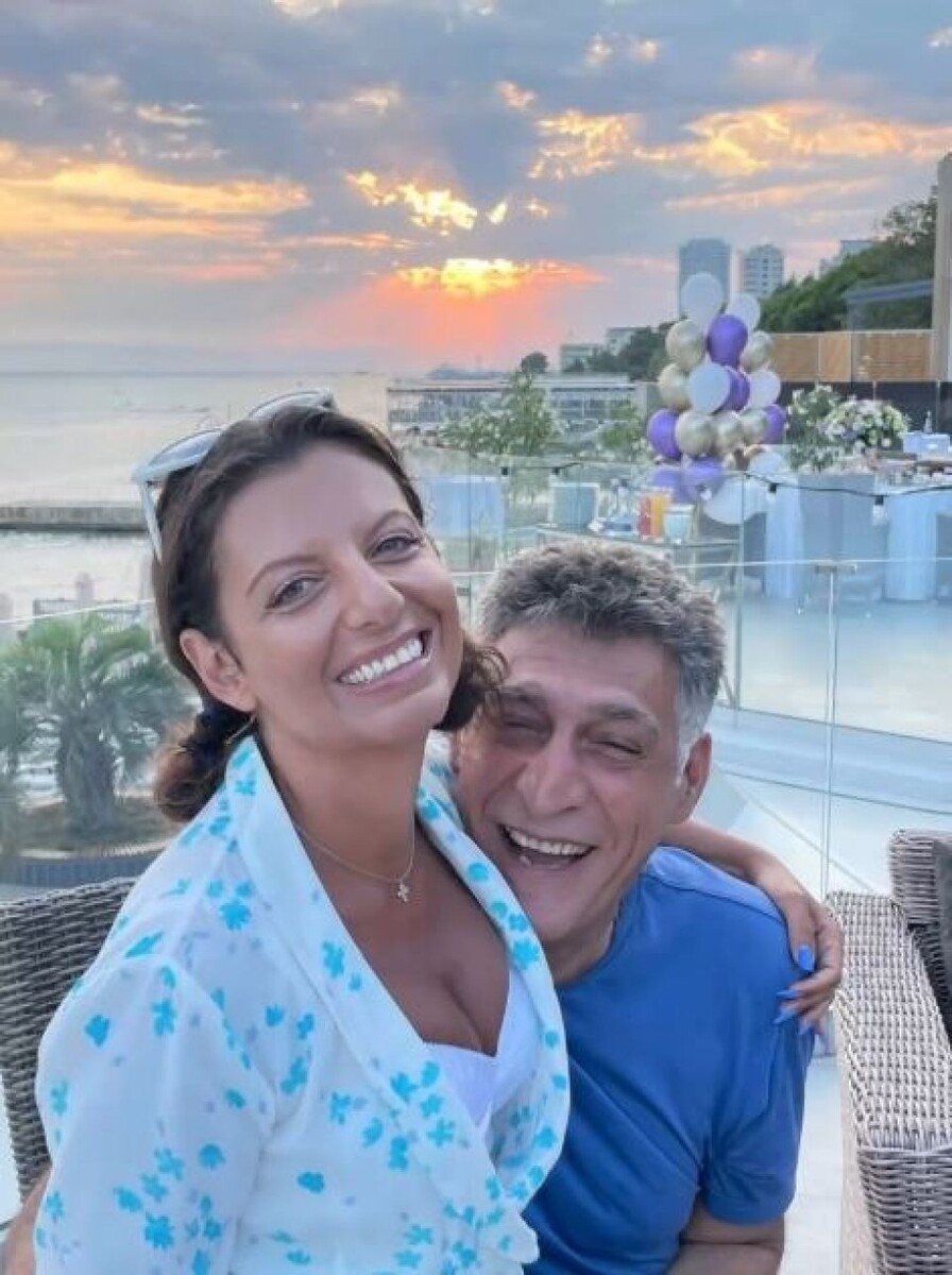    Фотографии из жизни Тиграна Кеосаяна разных лет. Источник: t.me/msimonyan