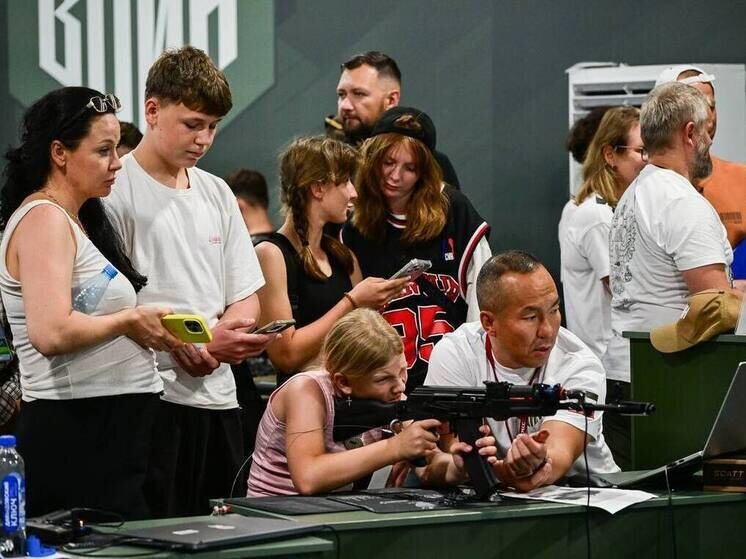     Замдиректора центра "ВОИН" в Бурятии Иван Найданов работает в павильоне. Фото: пресс-служба Центра "ВОИН"