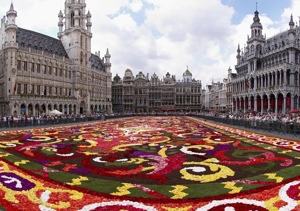 Площадь Гран-Плас в Брюсселе — одна из самых красивых в Европе, окруженная зданиями гильдий.