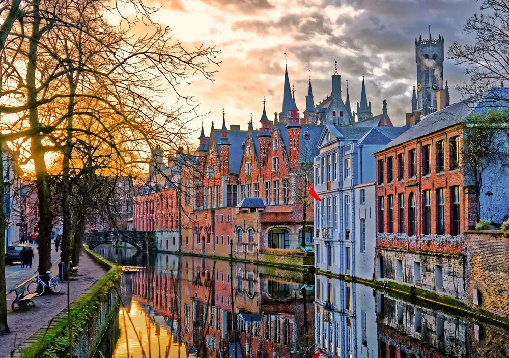 Живописные каналы Брюгге, по которым можно прокатиться на лодке, чтобы увидеть город с другого ракурса.