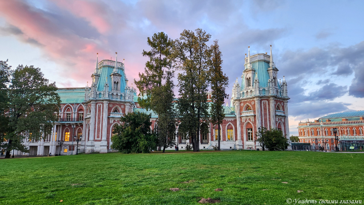 Музей-заповедник Царицыно в Москве. Вид на Большой дворец и Хлебный дом