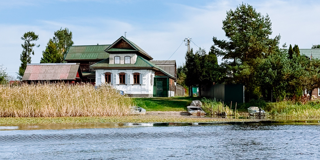 Как живут в старинной деревне, куда на лодке добраться проще, чем по земле