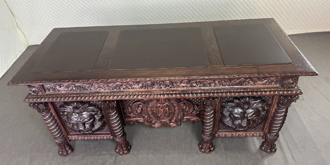 Массивный деревянный стол с уникальной резьбой - отличный выбор для кабинета руководителя